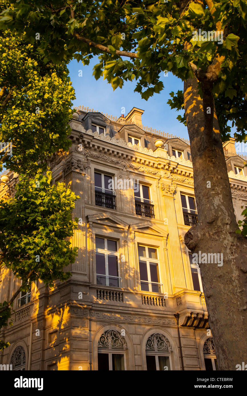 Architettura a Place Charles de Gaulle lungo gli Champs Elysees Parigi Francia Foto Stock