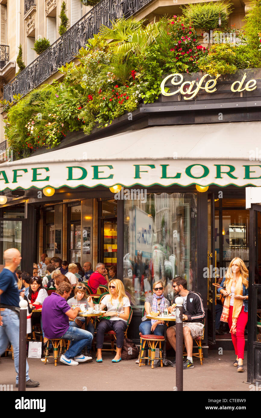 Pranzo al Cafè de Flore, Saint Germaine DES PRES Parigi Francia Foto Stock