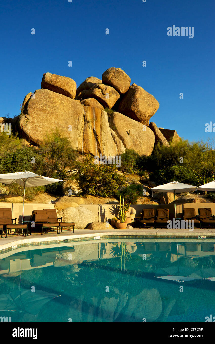 Cascate di erosione di vento di roccia di granito formazioni sullo sfondo di forma massi piscina del Resort Scottsdale AZ Foto Stock
