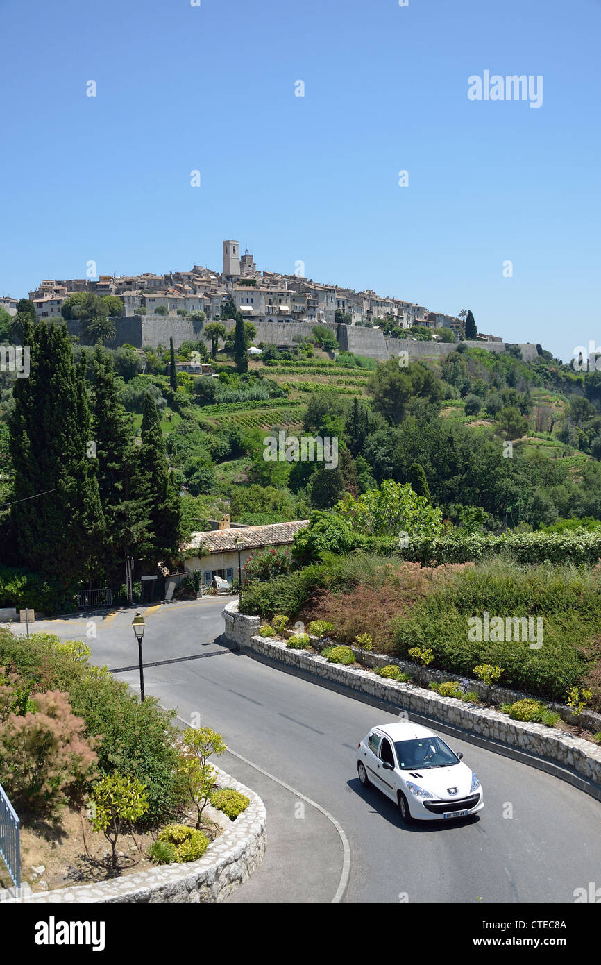 Vista della collina del comune di Saint-Paul de Vence, Côte d'Azur, Alpes-Maritimes, Provence-Alpes-Côte d'Azur, in Francia Foto Stock