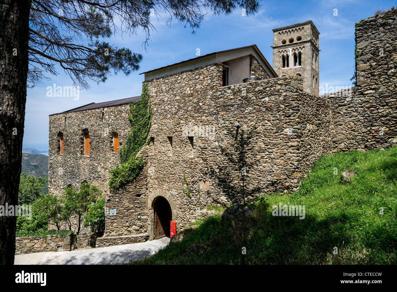 Ingresso al monastero romanico di Sant Pere de Rodes (IX-XI secolo). La Catalogna, Spagna. Foto Stock