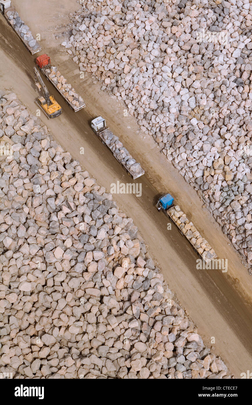 Vista aerea di camion che stava trasportando massi per la Hoya Bay per una bonifica di sviluppo, Ras al-Khaimah Emirati Arabi Uniti Foto Stock