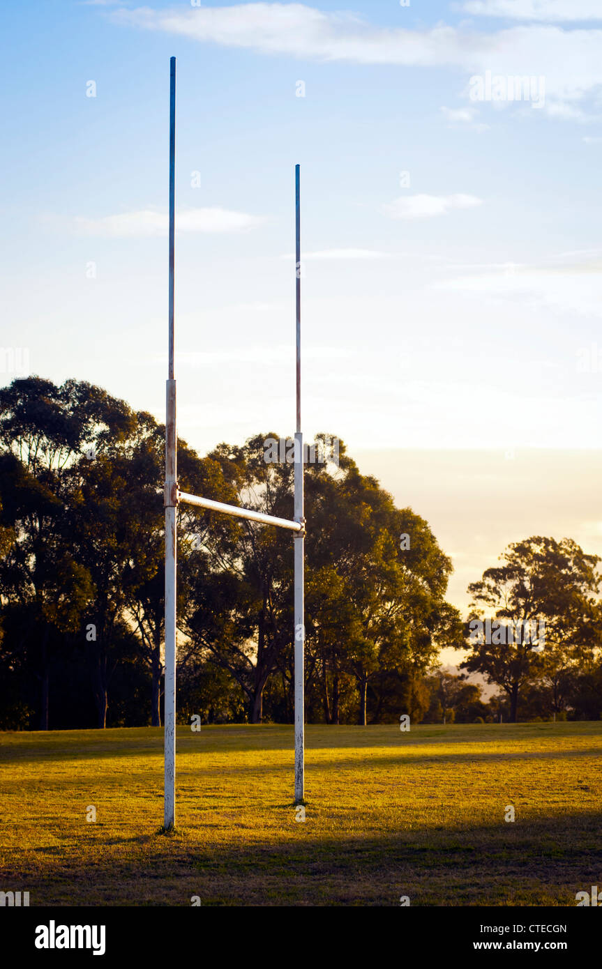 Pali per il calcio, il rugby o league in campo al tramonto Foto Stock