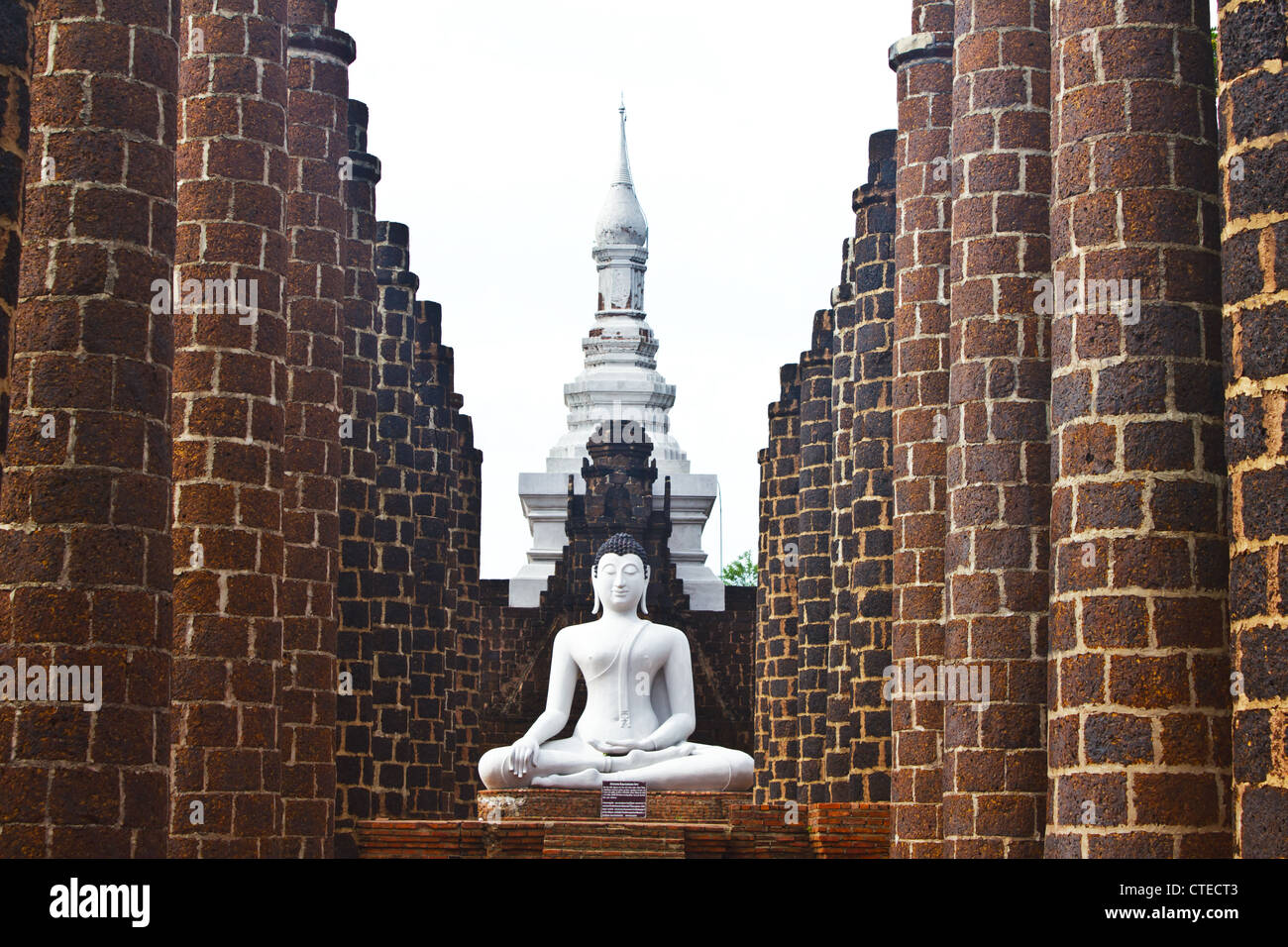 Stock Photo - Statue di Buddha nel tempio di Wat Yai Chai Mongkol in Ayutthaya vicino a Bangkok, in Thailandia Foto Stock