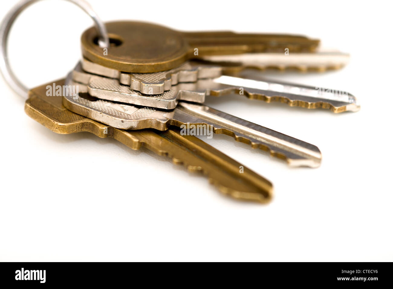 Le chiavi di casa intaglio su bianco Foto Stock
