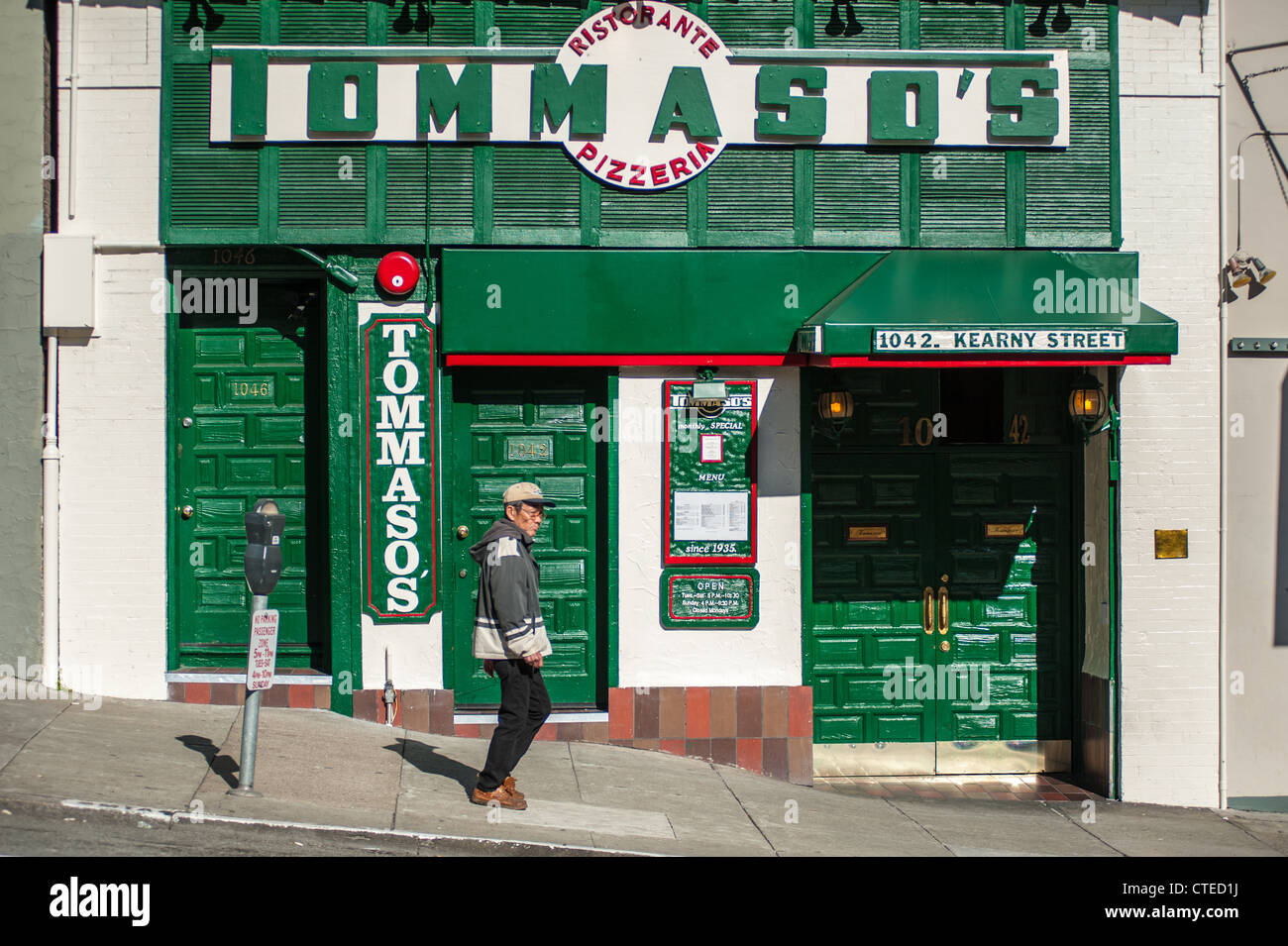 Uomo che cammina davanti a Tommaso è il ristorante italiano, San Francisco, California Foto Stock