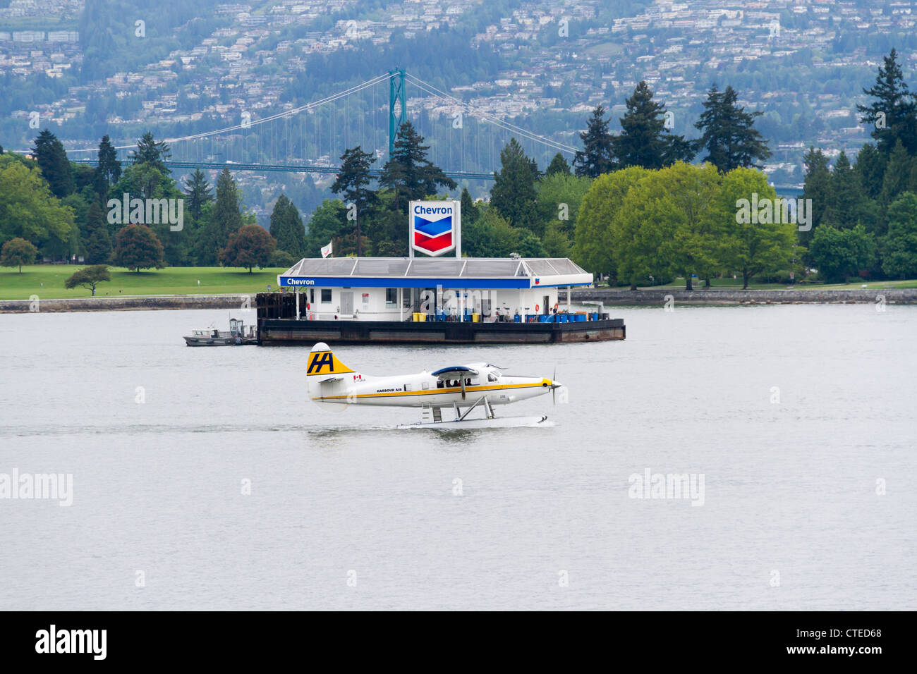 Idrovolante volo turistico oltre il porto di Vancouver a Vancouver, British Columbia, Canada. Foto Stock