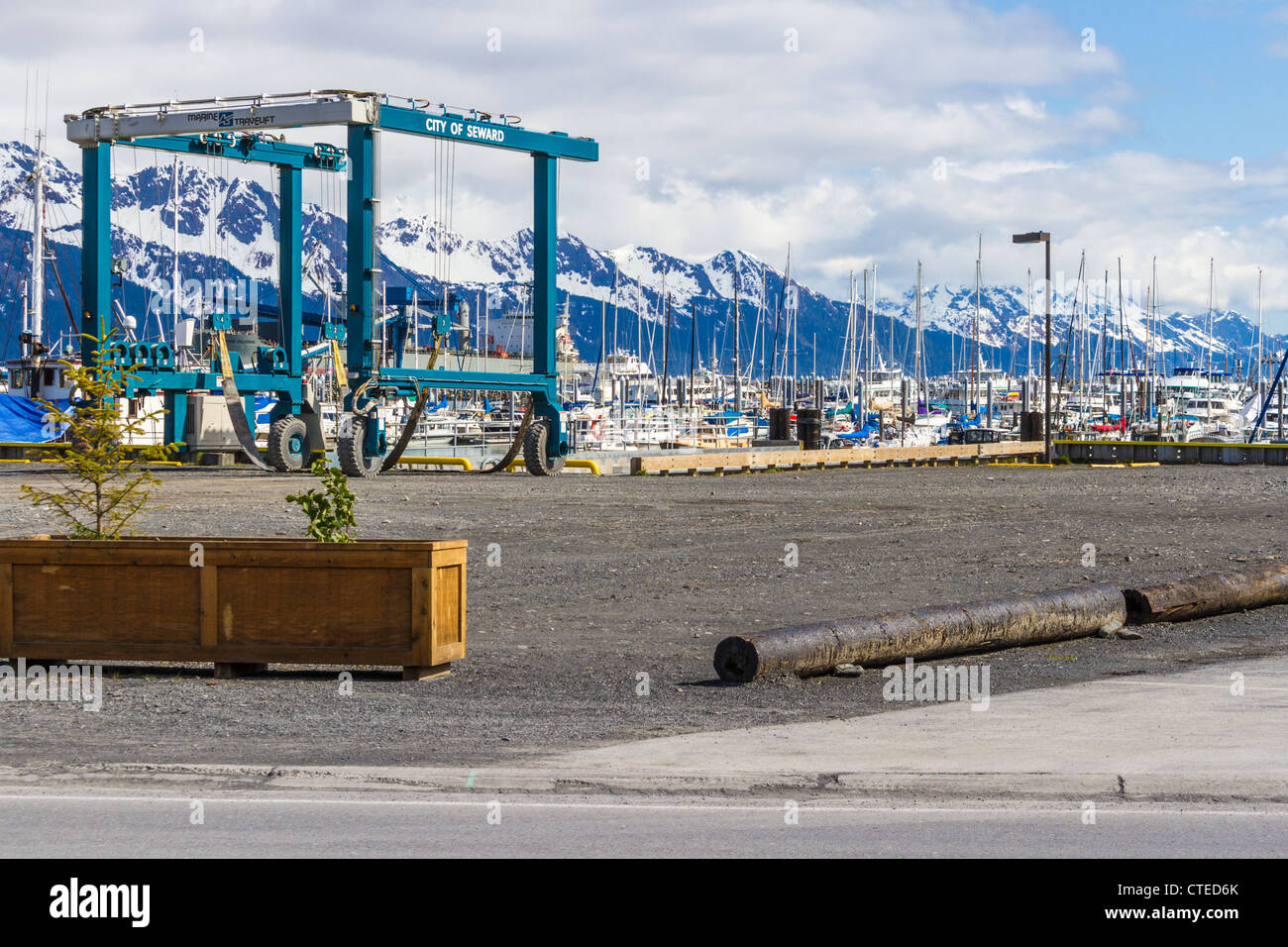 Seward, Alaska, porto e area delle operazioni di spedizione con uno splendido sfondo di Kenai neve montagne coperte. Foto Stock