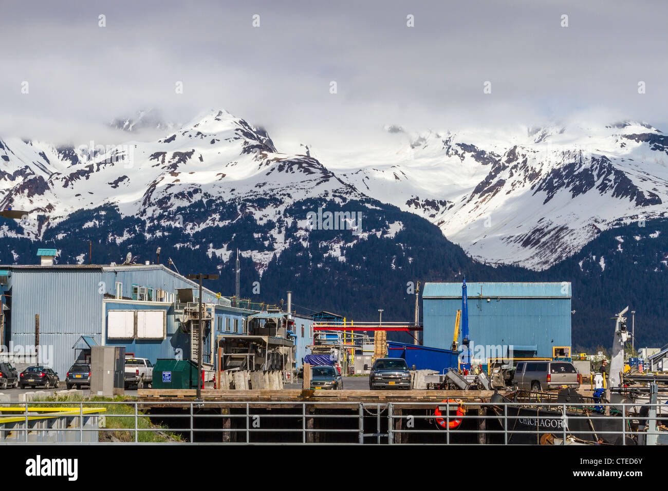 Seward, Alaska, porto e area delle operazioni di spedizione con uno splendido sfondo di Kenai neve montagne coperte. Foto Stock