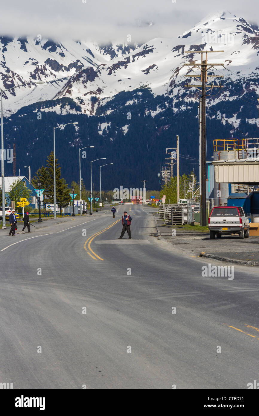 Seward, Alaska, porto e area delle operazioni di spedizione con uno splendido sfondo di Kenai neve montagne coperte. Foto Stock