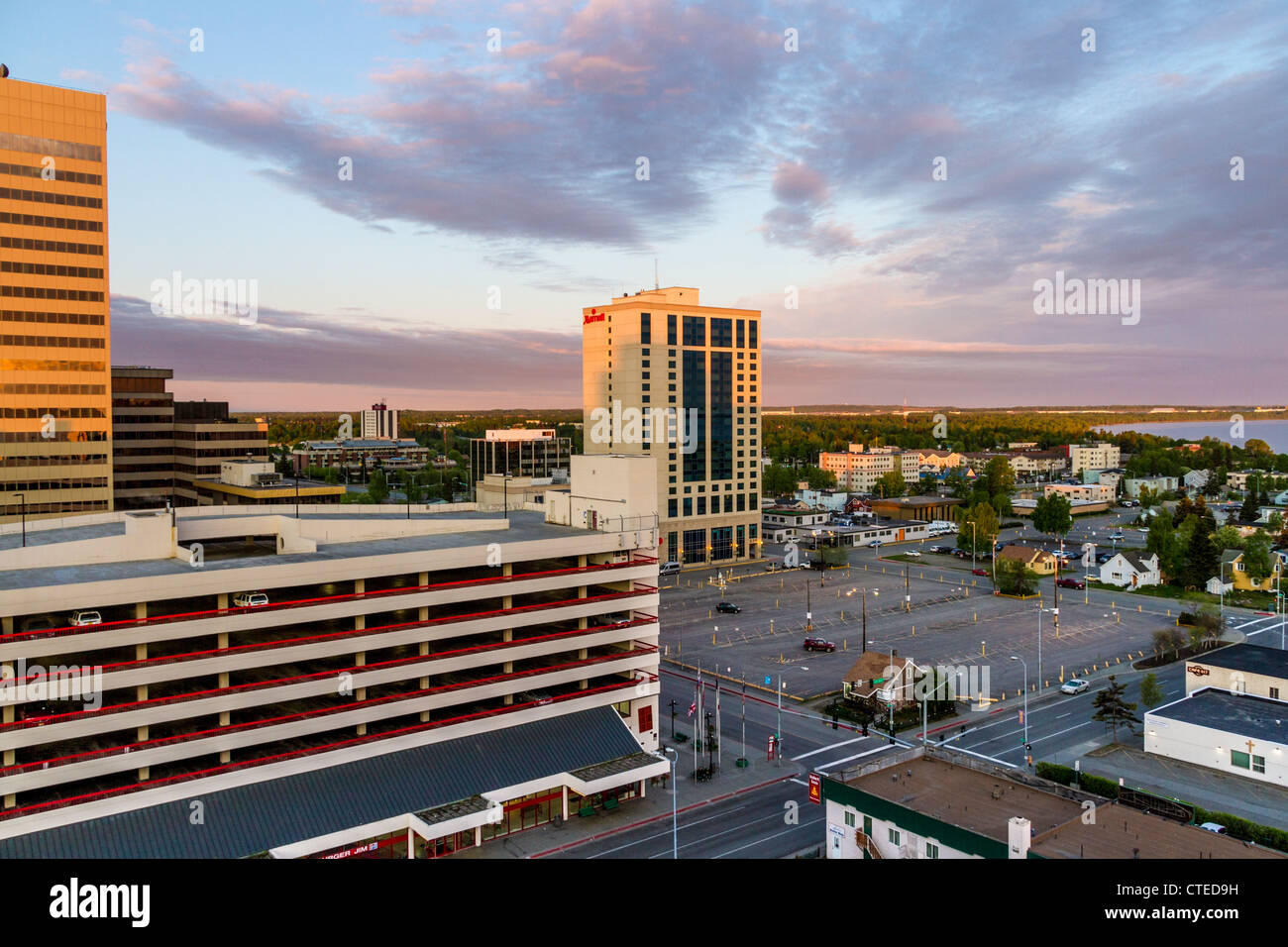 Sunrise nel centro cittadino di Anchorage in Alaska,, a circa 4:30 am Alaska tempo su giugno 2. Foto Stock