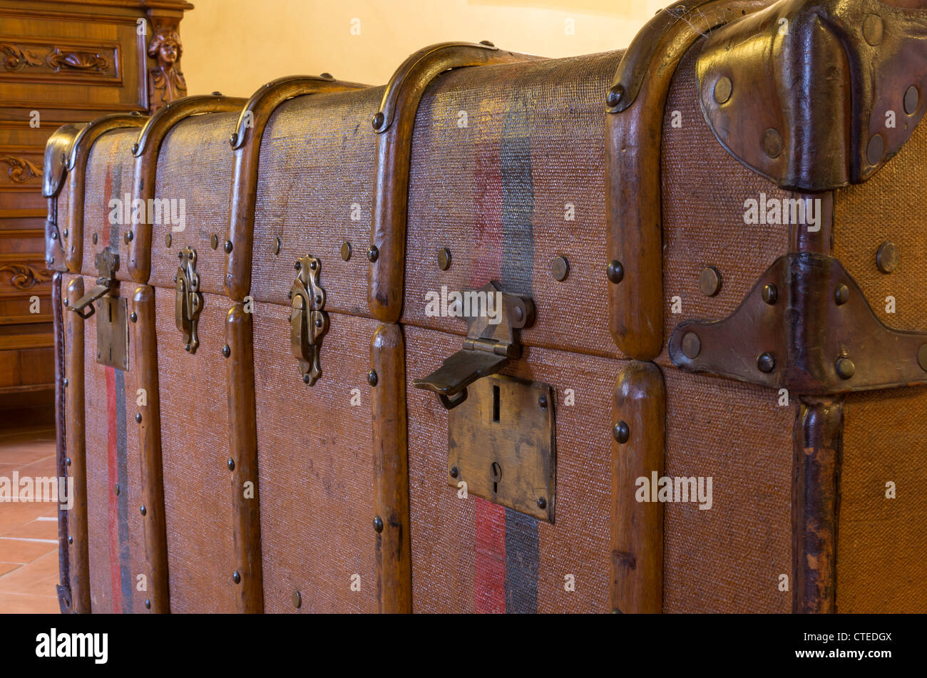 Vecchia valigia per la conservazione o il trasporto Foto Stock