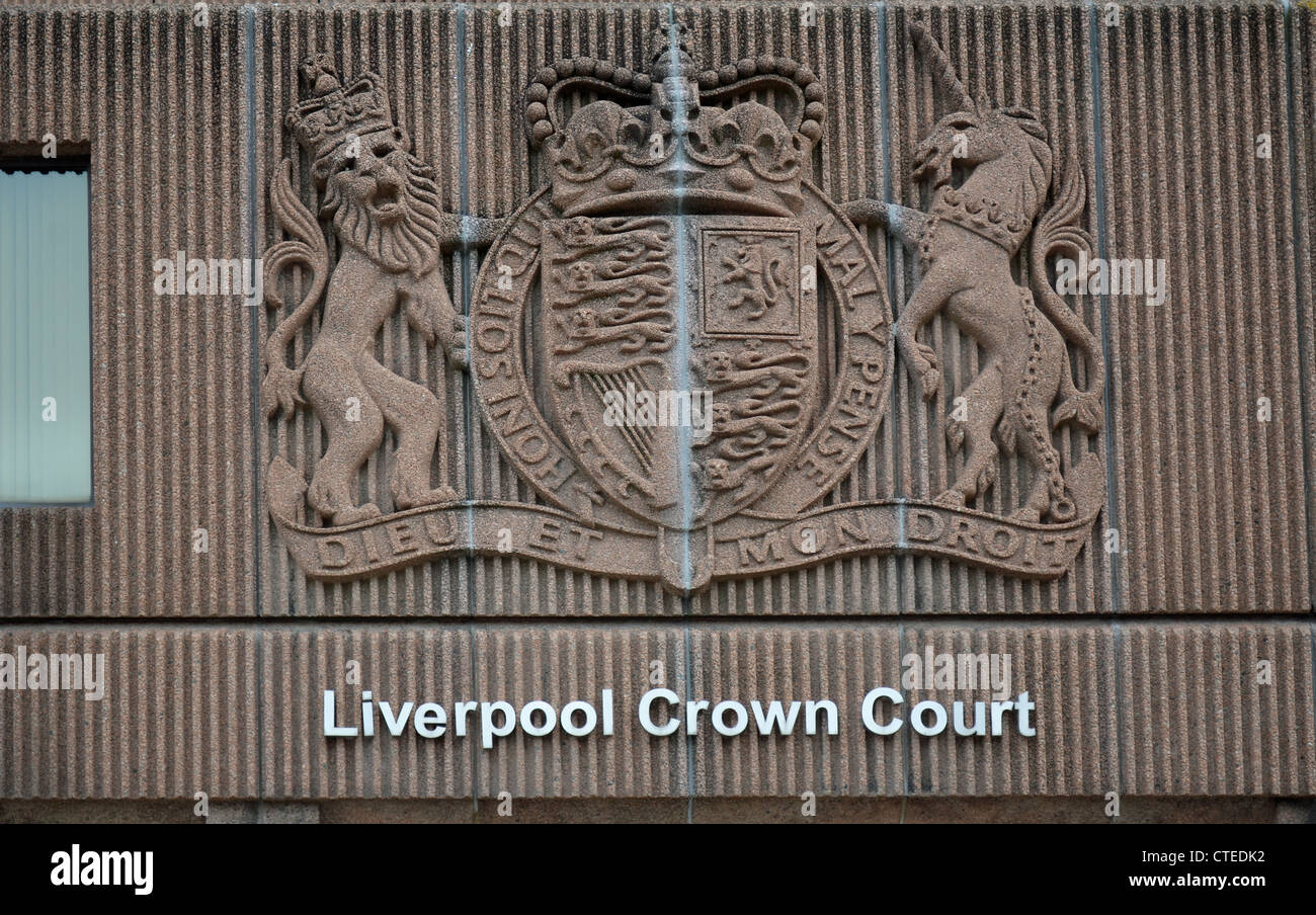 Emblema al di fuori di Liverpool Crown Court. "Ieu et mon Droit' (Dio e il mio diritto) è scritto nella parte inferiore dell'emblema. Foto Stock