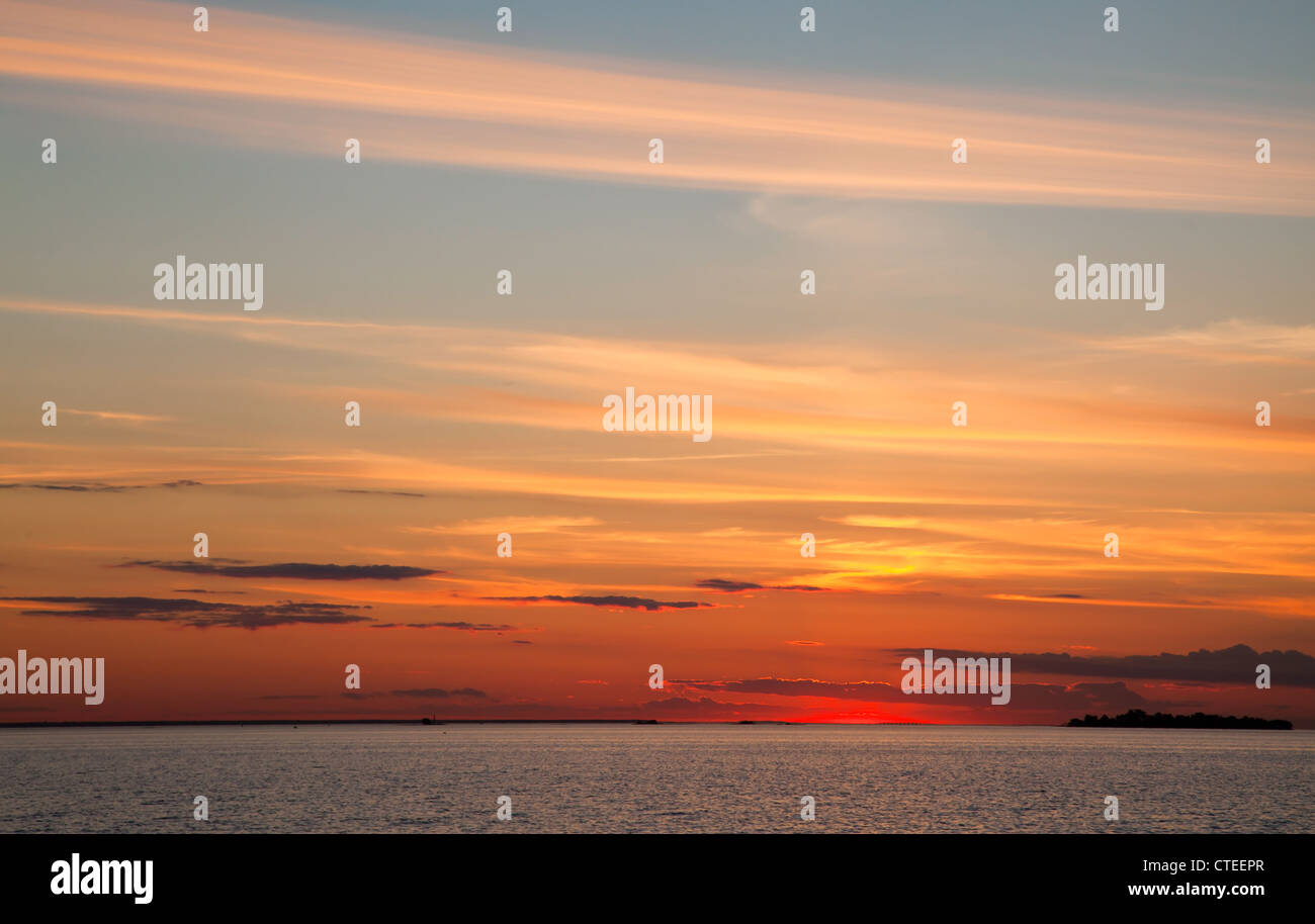 Costiere del mare con uno sfondo con cielo nuvoloso al tramonto Foto Stock