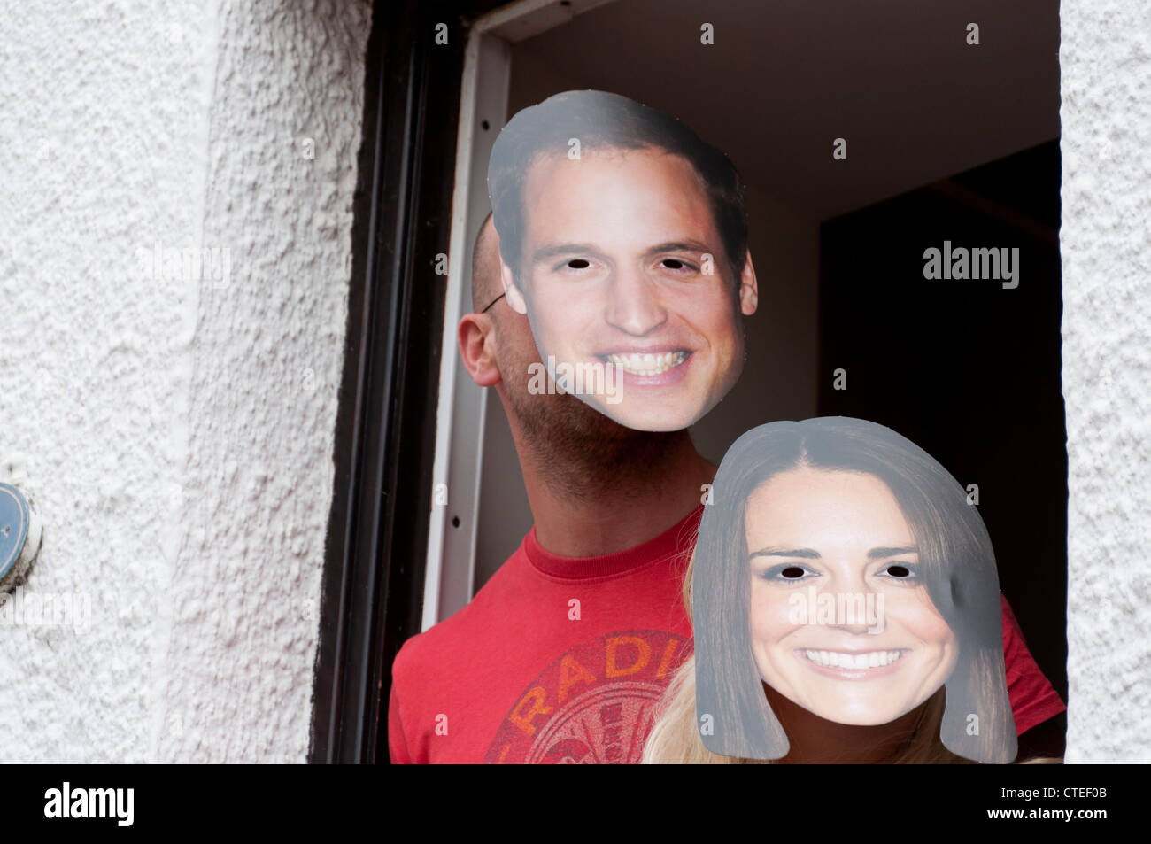 Giovane indossa Kate e farà coppia reale maschere. Foto Stock