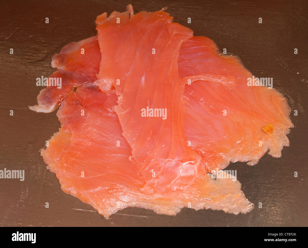Salmone affumicato su cartone per imballaggio. Foto Stock