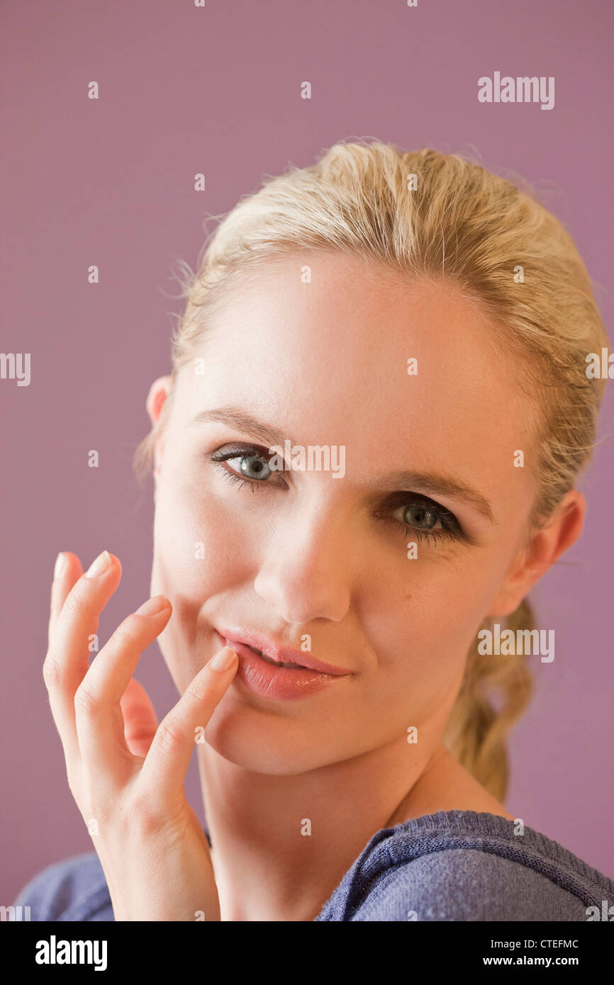 Donna applicazione di freddo piaghe patch Foto Stock