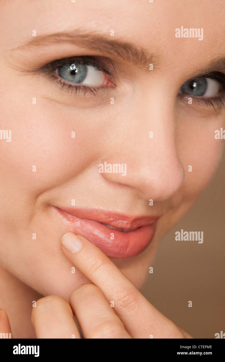 Donna applicazione di freddo piaghe patch Foto Stock