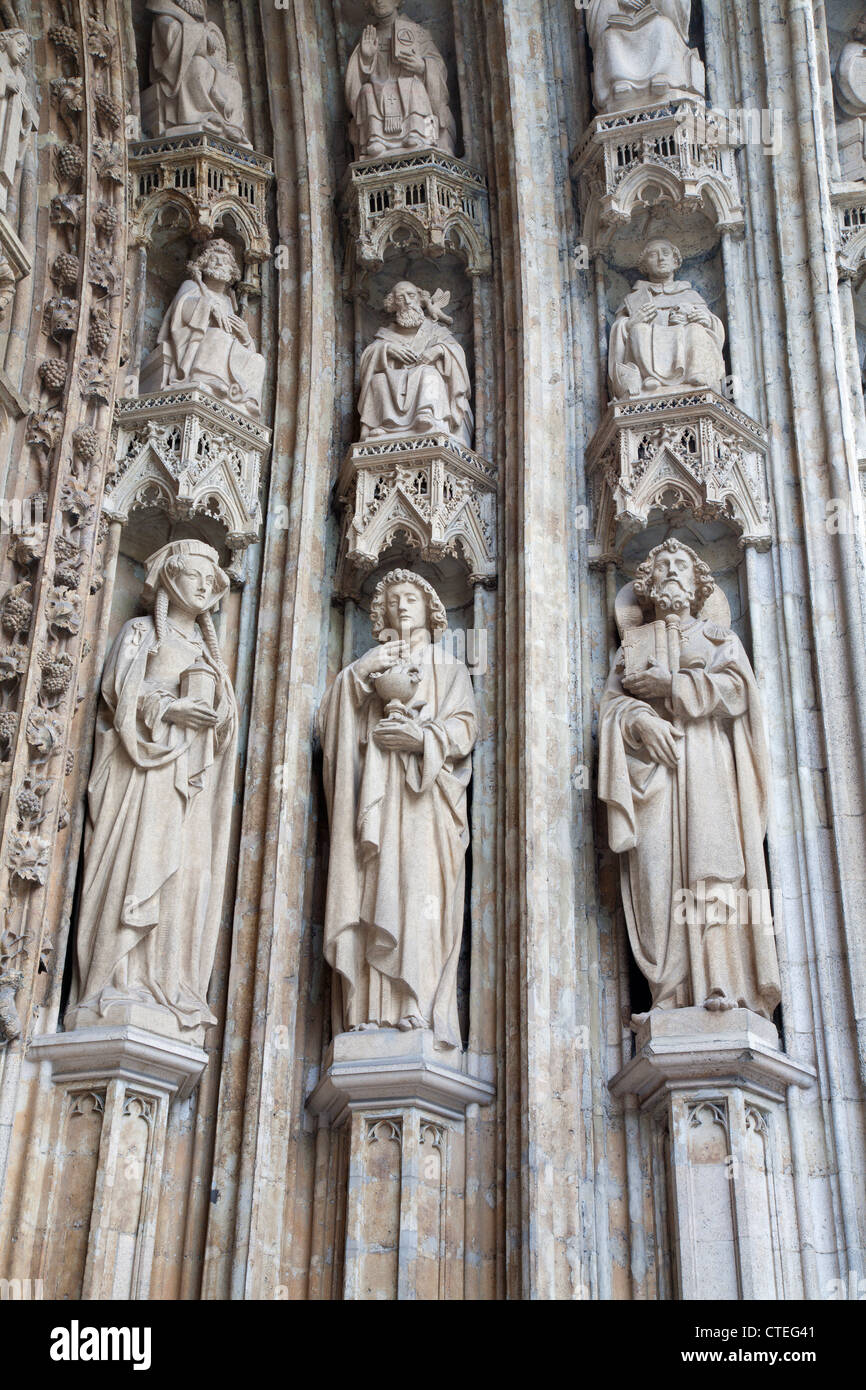 Bruxelles - Statua dal portale sud della cattedrale di Notre Dame du Sablon chiesa gotica Foto Stock