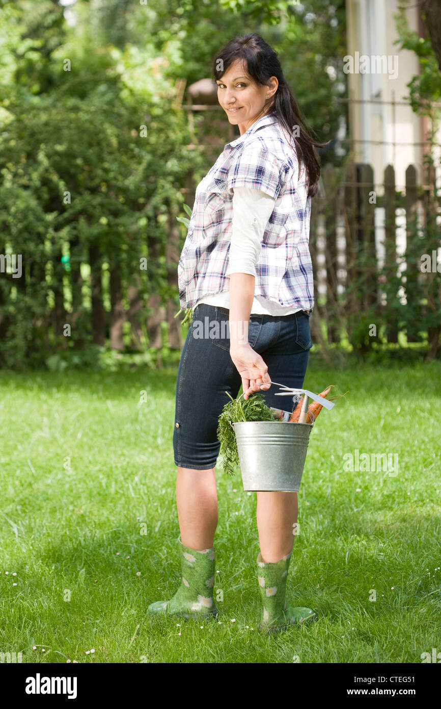 La donna a passeggiare nel giardino Foto Stock