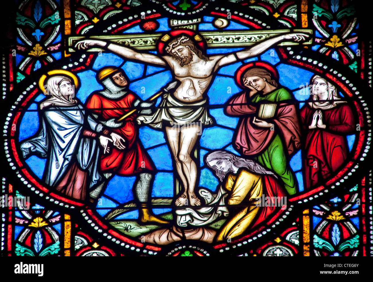 Bruxelles - 22 giugno: la crocifissione dal vetro di finestra in st. Michael s cattedrale gotica il 22 giugno 2012 a Bruxelles. Foto Stock
