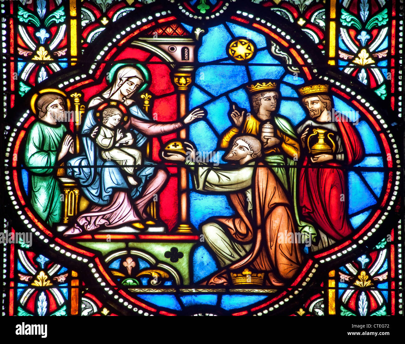 Bruxelles - 22 giugno: Tre Magi dal vetro di finestra in st. Michael s cattedrale gotica il 22 giugno 2012 a Bruxelles. Foto Stock