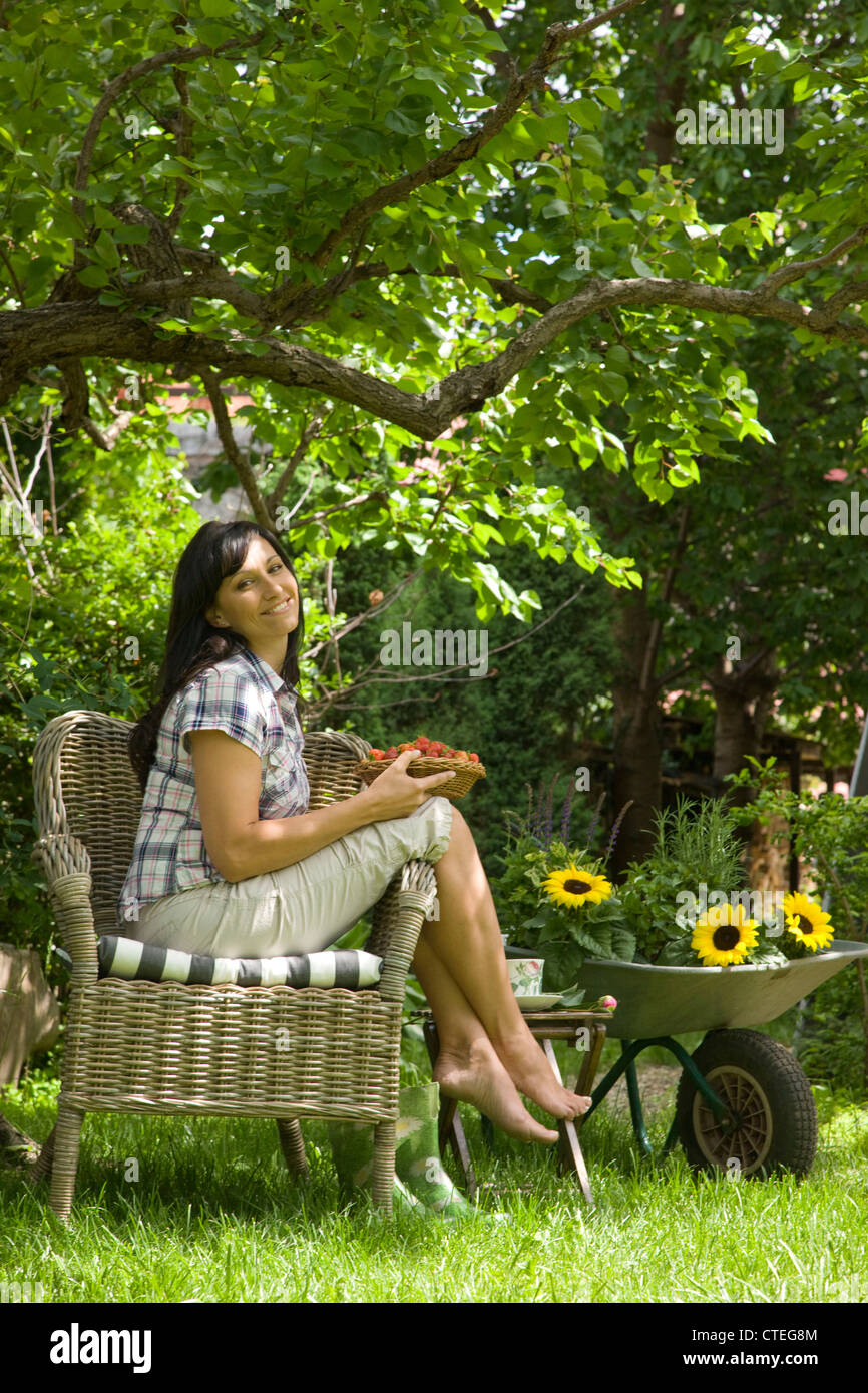 Donna relax in giardino Foto Stock