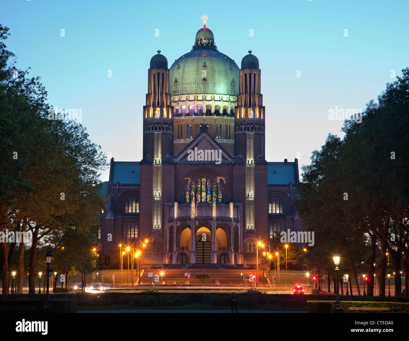 Bruxelles - Basilica nazionale del Sacro Cuore nella sera Foto Stock