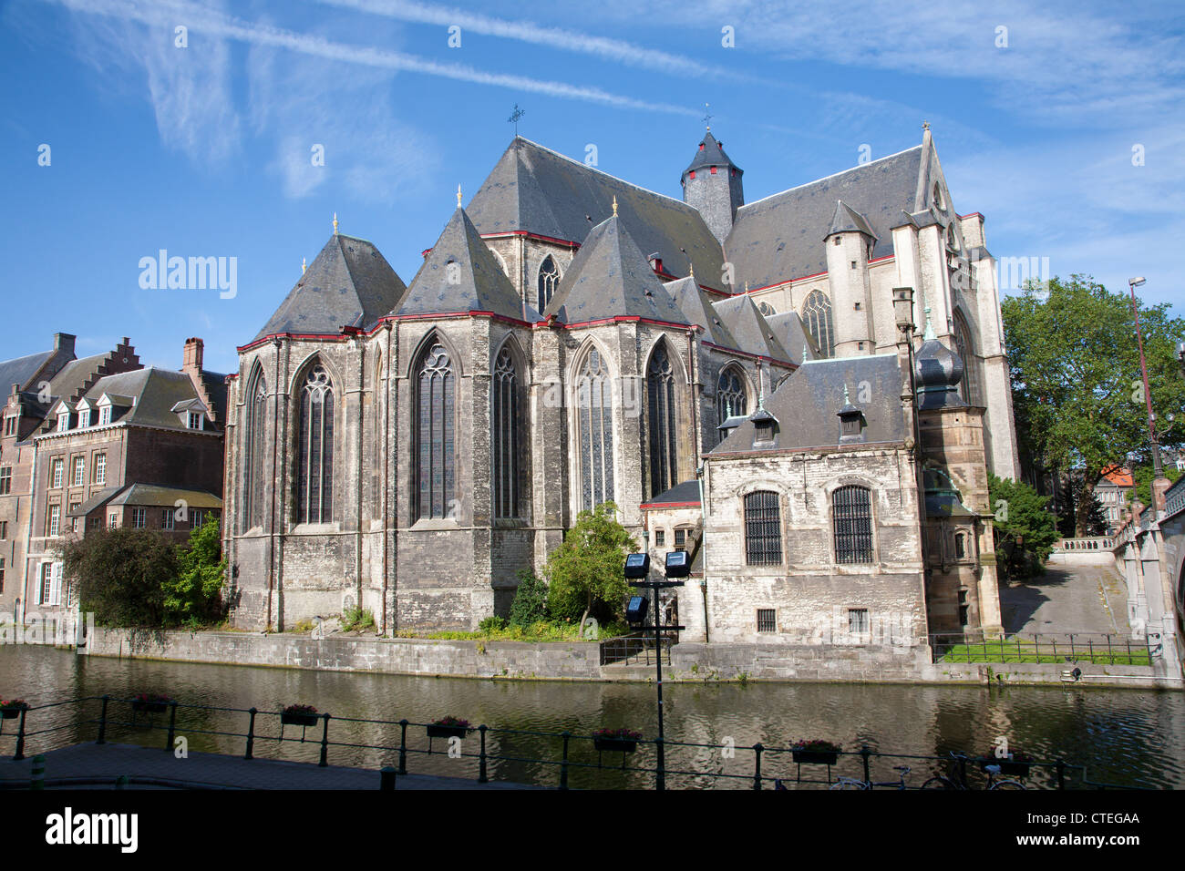 Gent - sanctuar di st. Michael chiesa gotica e canal Foto Stock