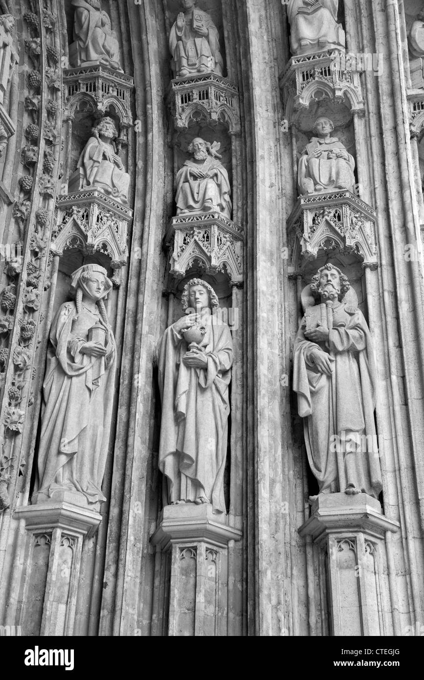 Bruxelles - Statua dal portale sud della cattedrale di Notre Dame du Sablon chiesa gotica Foto Stock