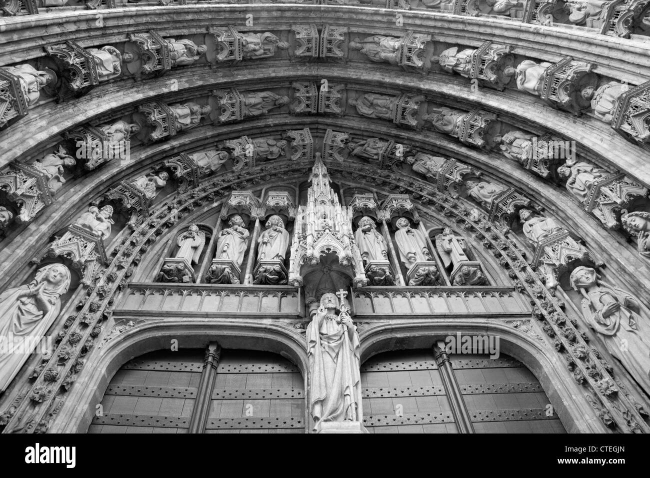 Bruxelles - il portale ad est di Notre Dame du Sablon chiesa gotica Foto Stock