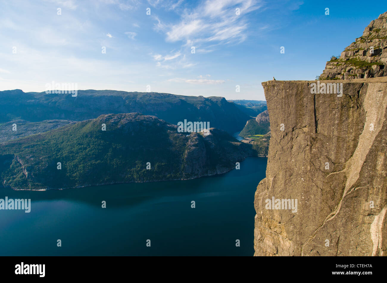 Una donna si gode della vista dal pulpito Rock, Norvegia Foto Stock