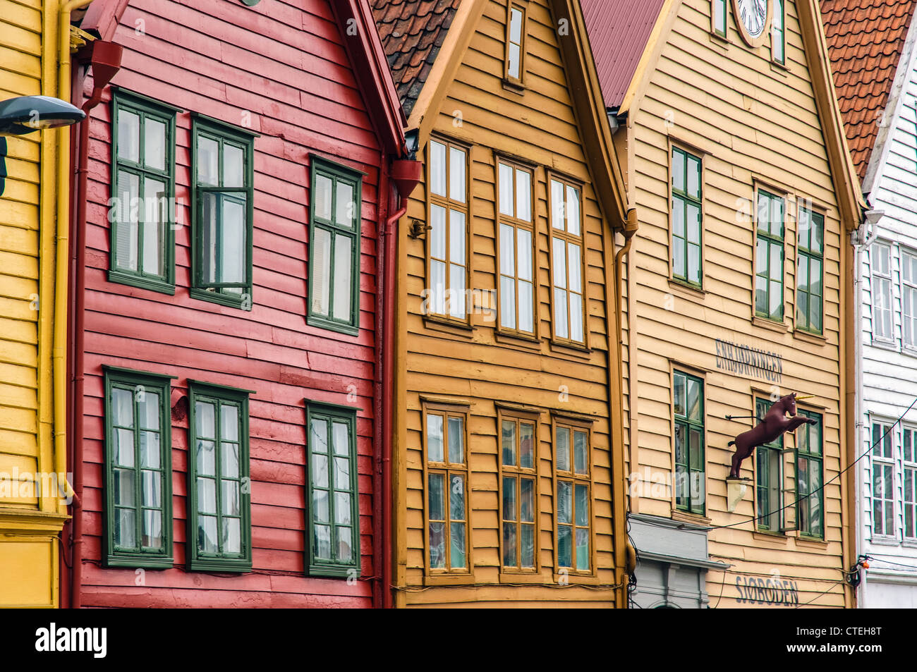 Facciata in legno nella città di Bergen, Norvegia, Holzfassade in der Stadt Bergen, Norwegen Foto Stock