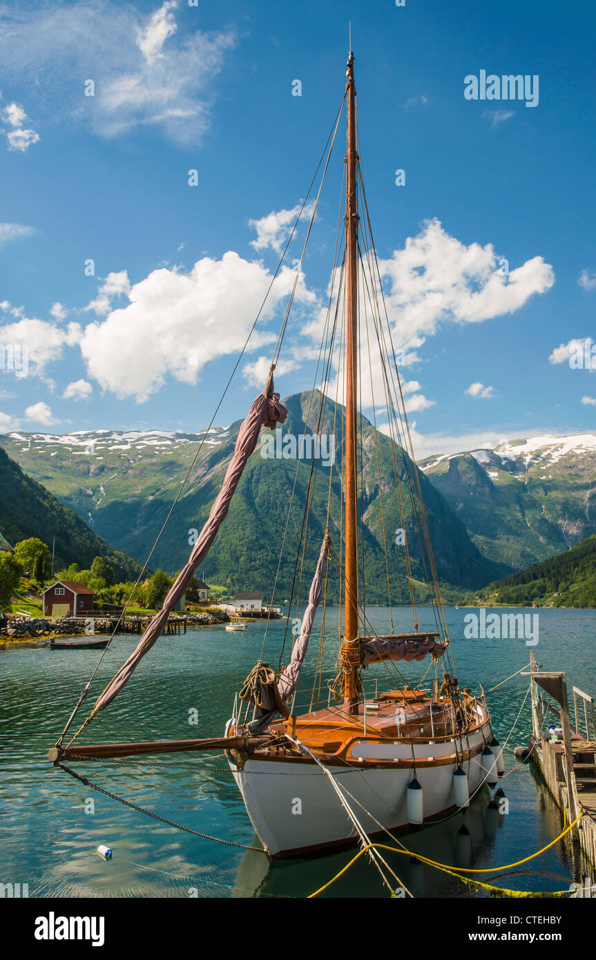 Una barca a vela in un fiordo in Norvegia Foto Stock