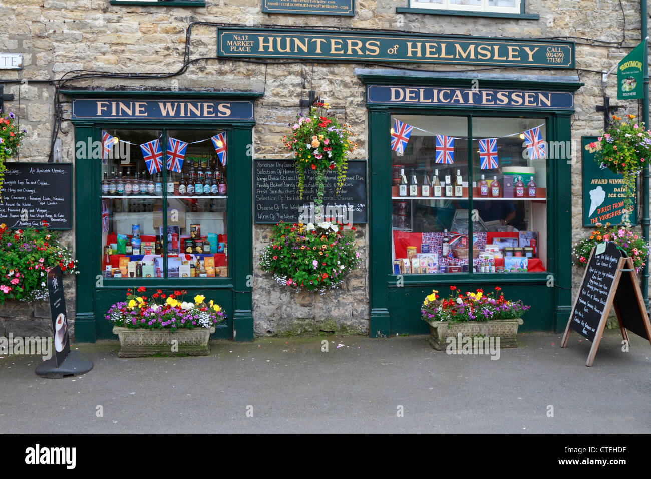 Cacciatori di Helmsley, delicatessen, cibo e vini raffinati emporium, Market Place, Helmsley, North Yorkshire, North York Moors National Park, Inghilterra, Regno Unito. Foto Stock