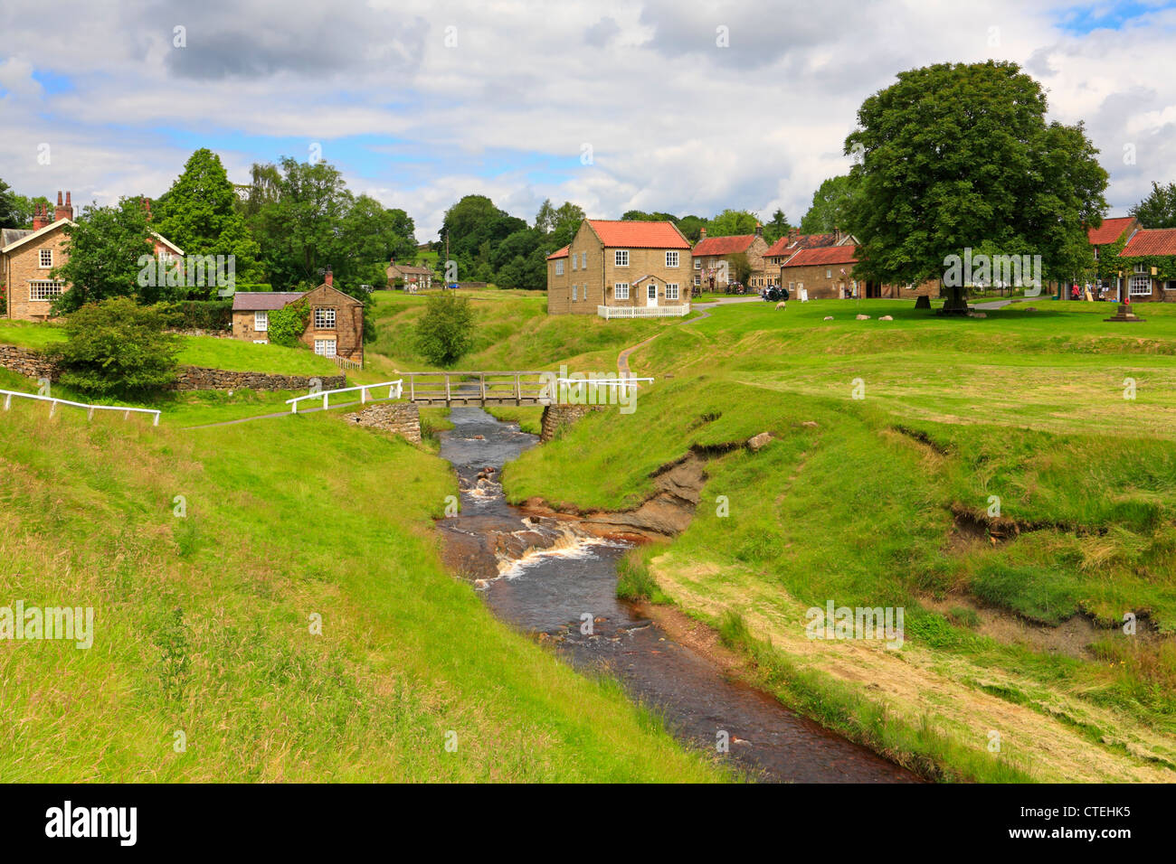 Hutton Le Hole Village green e Beck, North Yorkshire, North York Moors National Park, Inghilterra, Regno Unito. Foto Stock