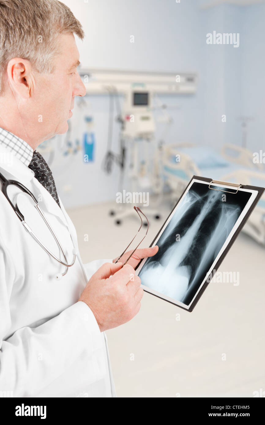 Persone di mezza età medico controllo X-ray dei polmoni Foto Stock