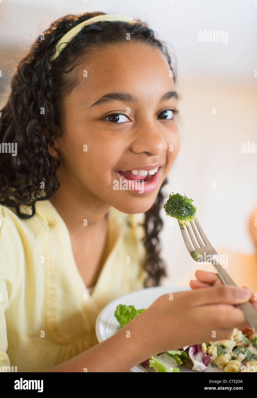 Stati Uniti d'America, New Jersey, Jersey City, Ritratto di una ragazza (12-13) di mangiare la cena Foto Stock