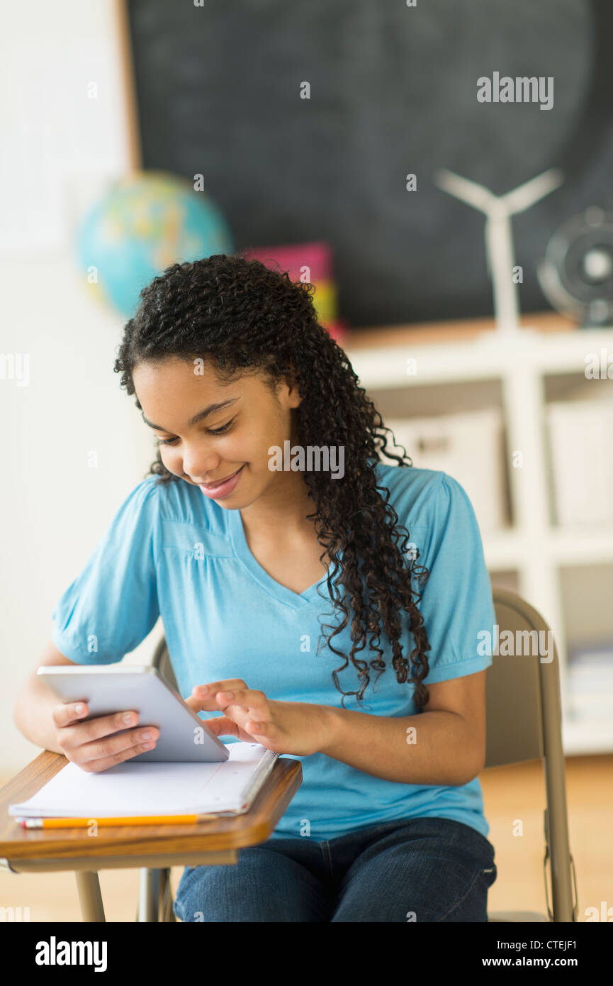 Stati Uniti d'America, New Jersey, Jersey City, Schoolgirl (12-13) utilizzando un tablet pc Foto Stock