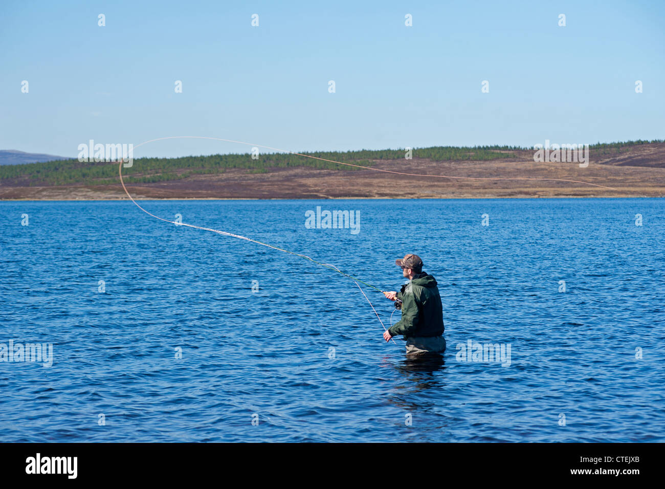 Trota di pesca a Mosca Report di Pesca in acque aperte di Lochindorb, murene. La Scozia. SCO 8254 Foto Stock