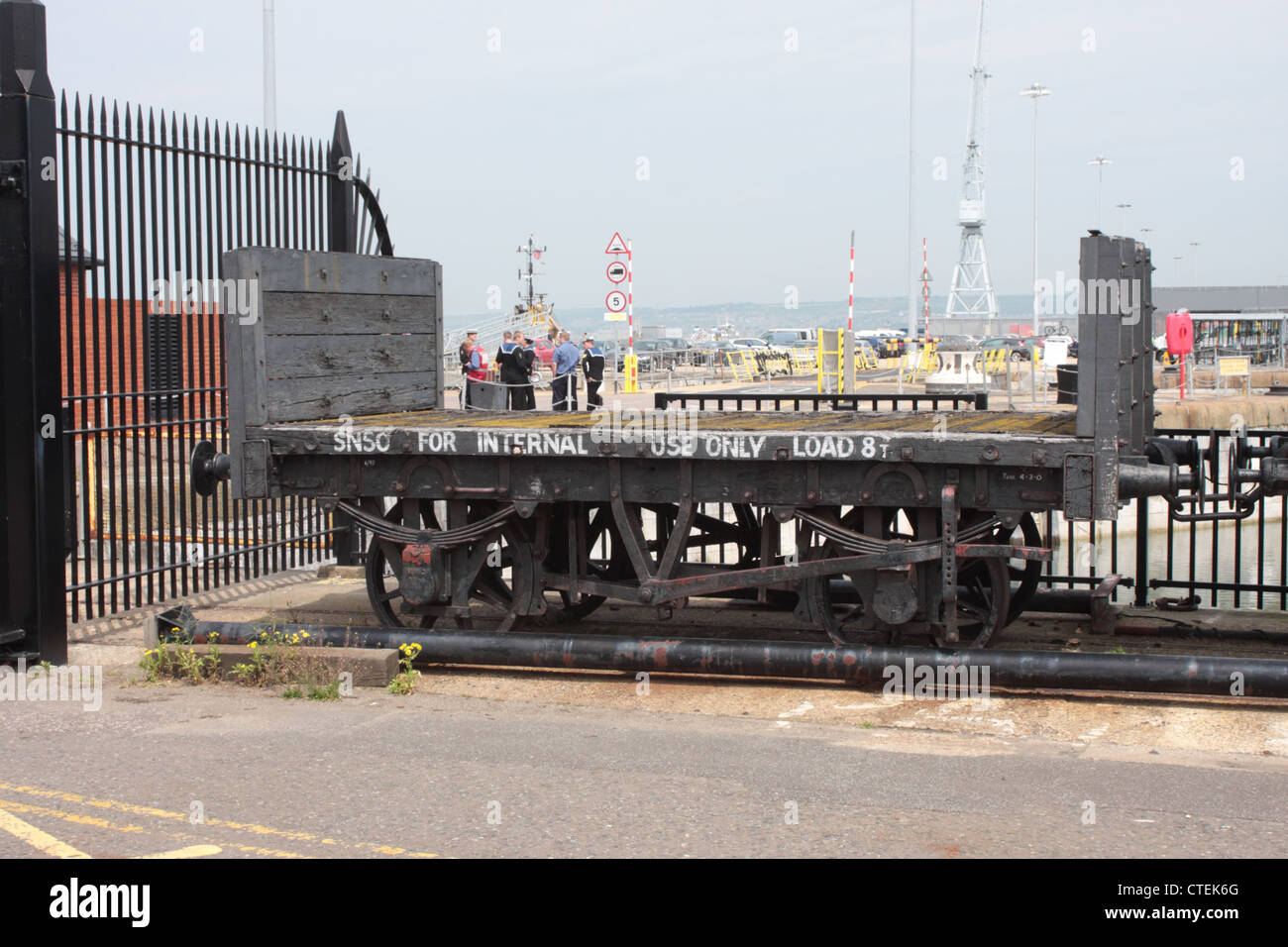 Vecchia ferrovia inutilizzata carrello parcheggiato in Portsmouth Historic Dockyard Hampshire REGNO UNITO Foto Stock