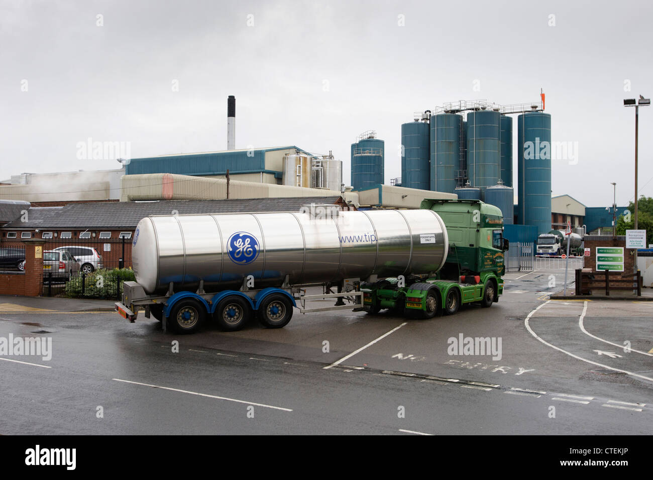 Arla industria di trasformazione del latte, Ashby de la Zouch, Regno Unito. L'industria di trasformazione del latte è stata la scena di una protesta degli agricoltori nel luglio 2012. Foto Stock