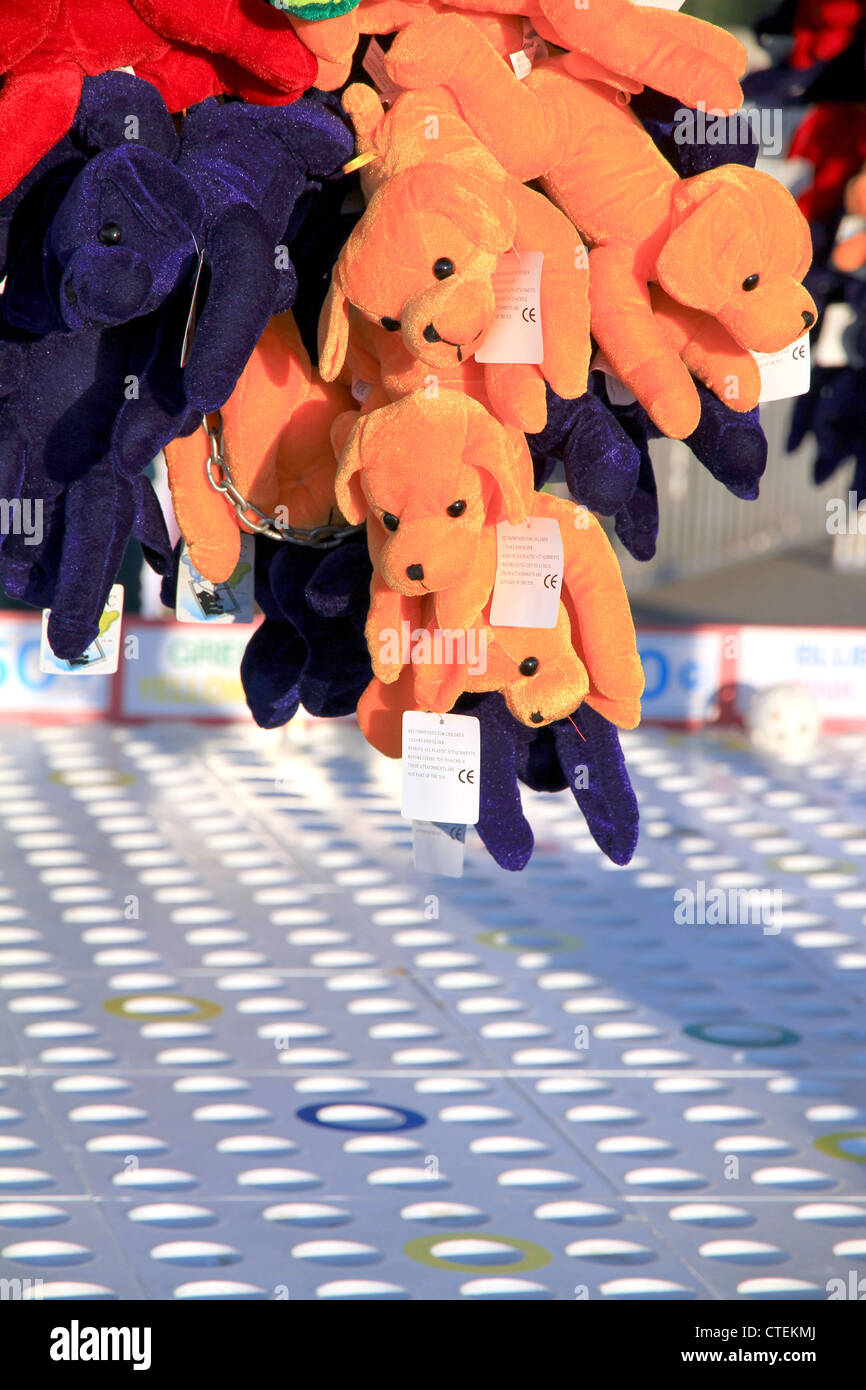 Un mazzetto di giocattoli di peluche in un parco di divertimenti di stand Foto Stock