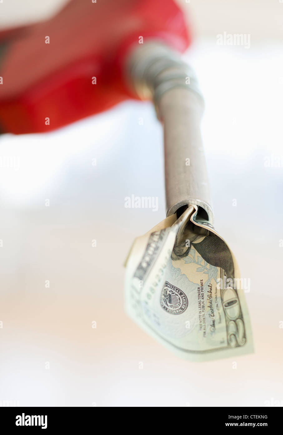 Ugello carburante con il dollaro Foto Stock