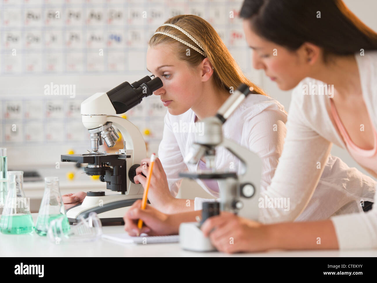 Stati Uniti d'America, New Jersey, Jersey City, studenti (16-19) in laboratorio di chimica mediante microscopio Foto Stock