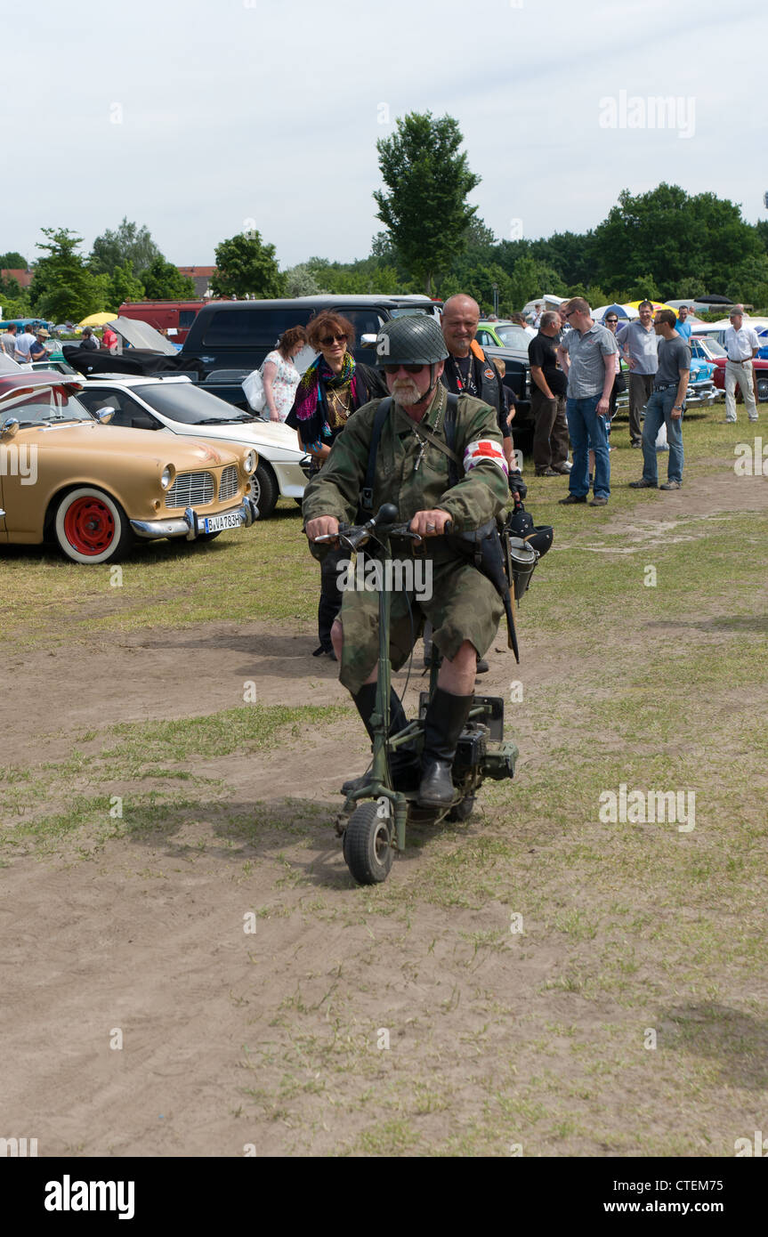 Un militare medic su scooter motorizzato Foto Stock