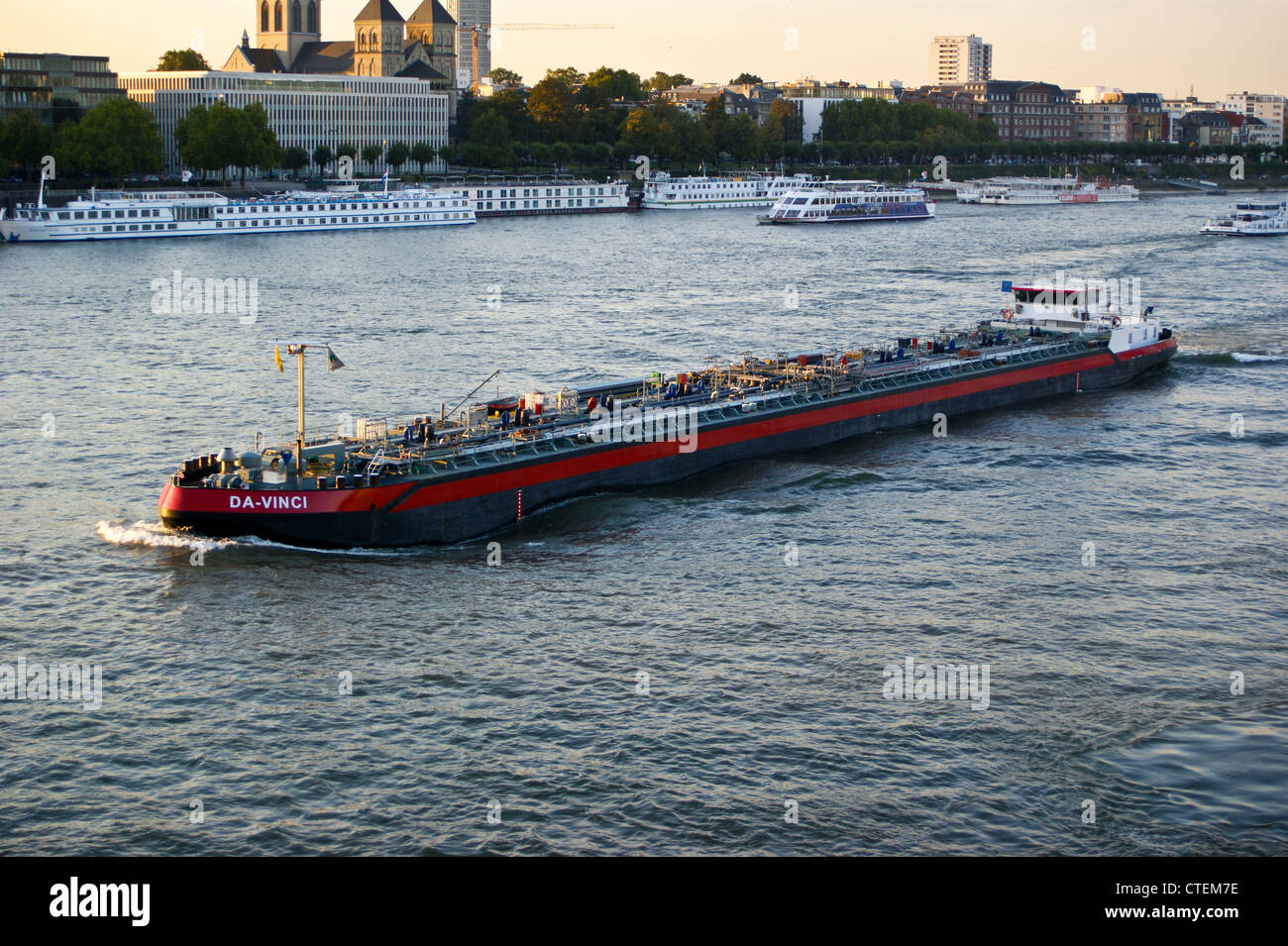 Un cargo nave "da Vinci" sul fiume Reno, Colonia Koln, Renania settentrionale-Vestfalia, Germania al tramonto Foto Stock