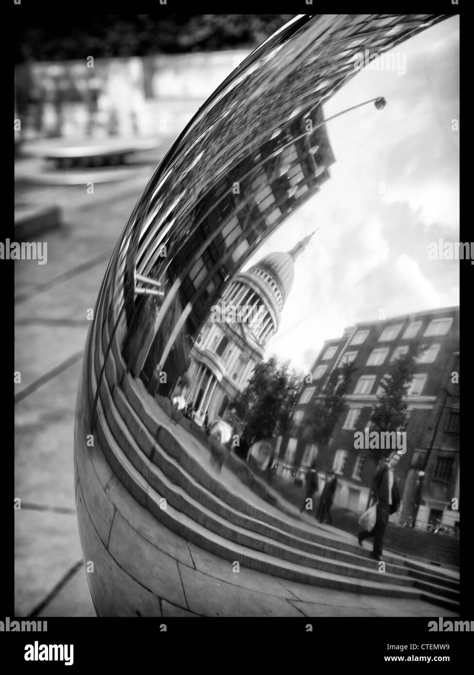 Sfera di mirroring che mostra la cattedrale di St Paul Foto Stock