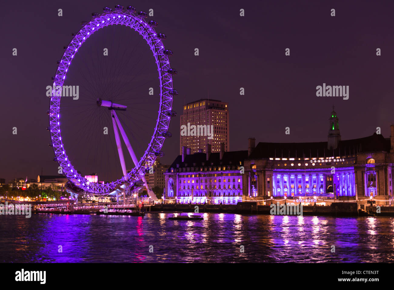 Regno Unito, Inghilterra, London, London eye illuminata di notte Foto Stock