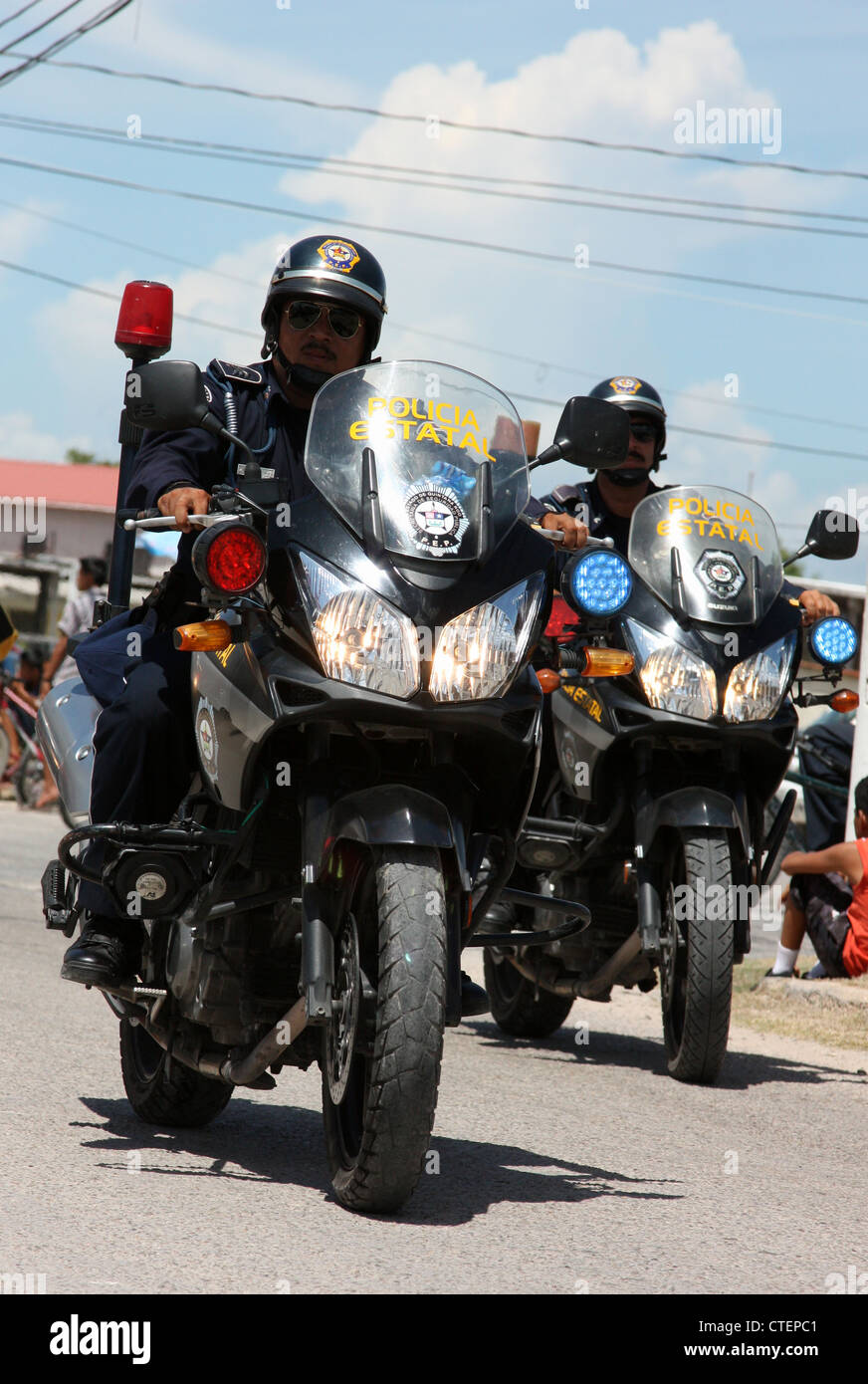 Esempio di cooperazione transfrontaliera, polizia messicana motocicli oltre il confine in Belize america centrale Foto Stock